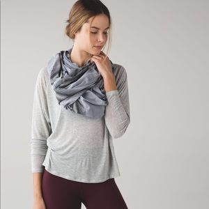 lululemon vinyasa scarf in light blue and indigo